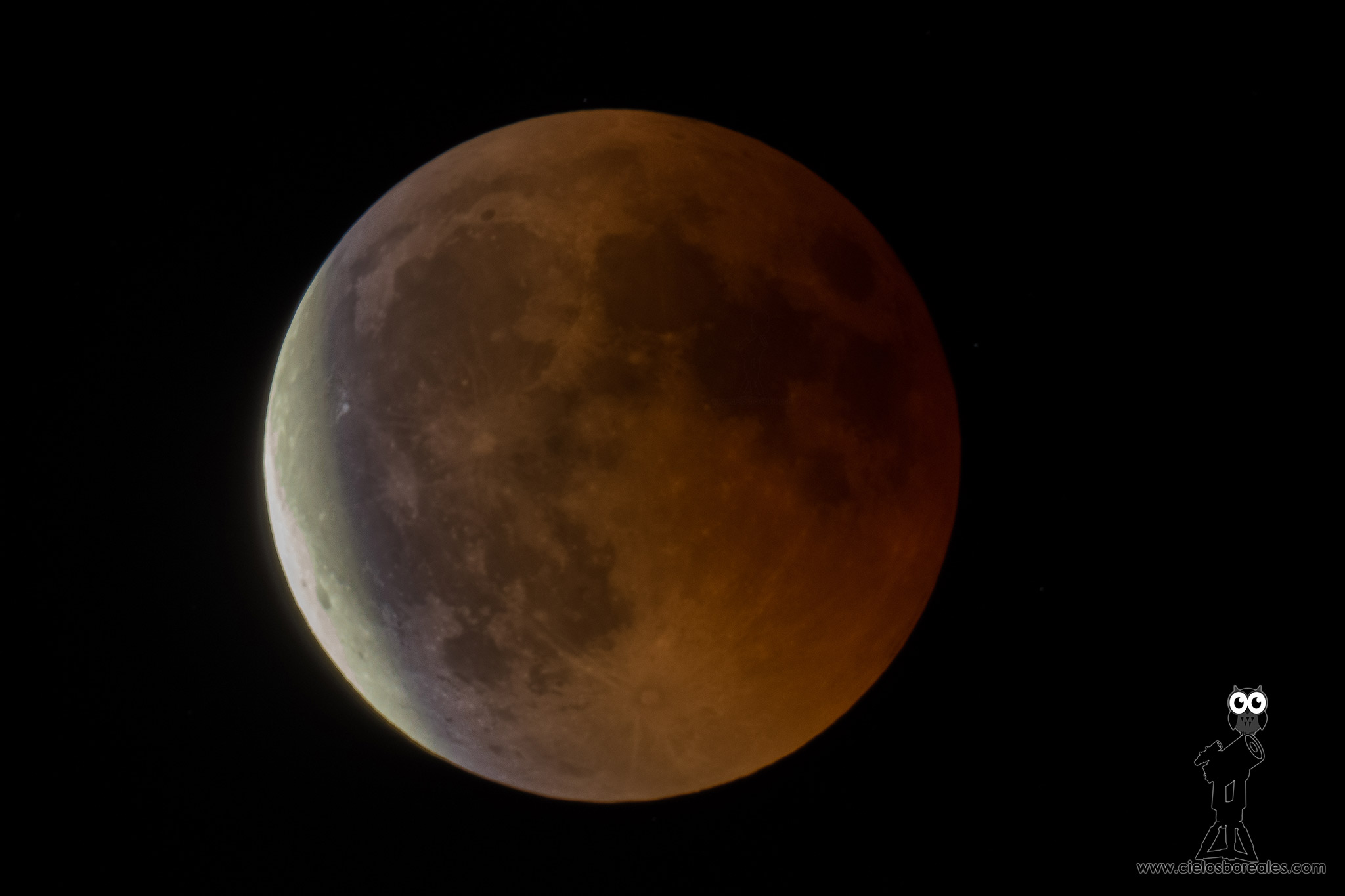 Imagen de un eclipse lunar con la línea azulada causada por el paso de la luz a través de la capa de ozono de la atmósfera terrestre.