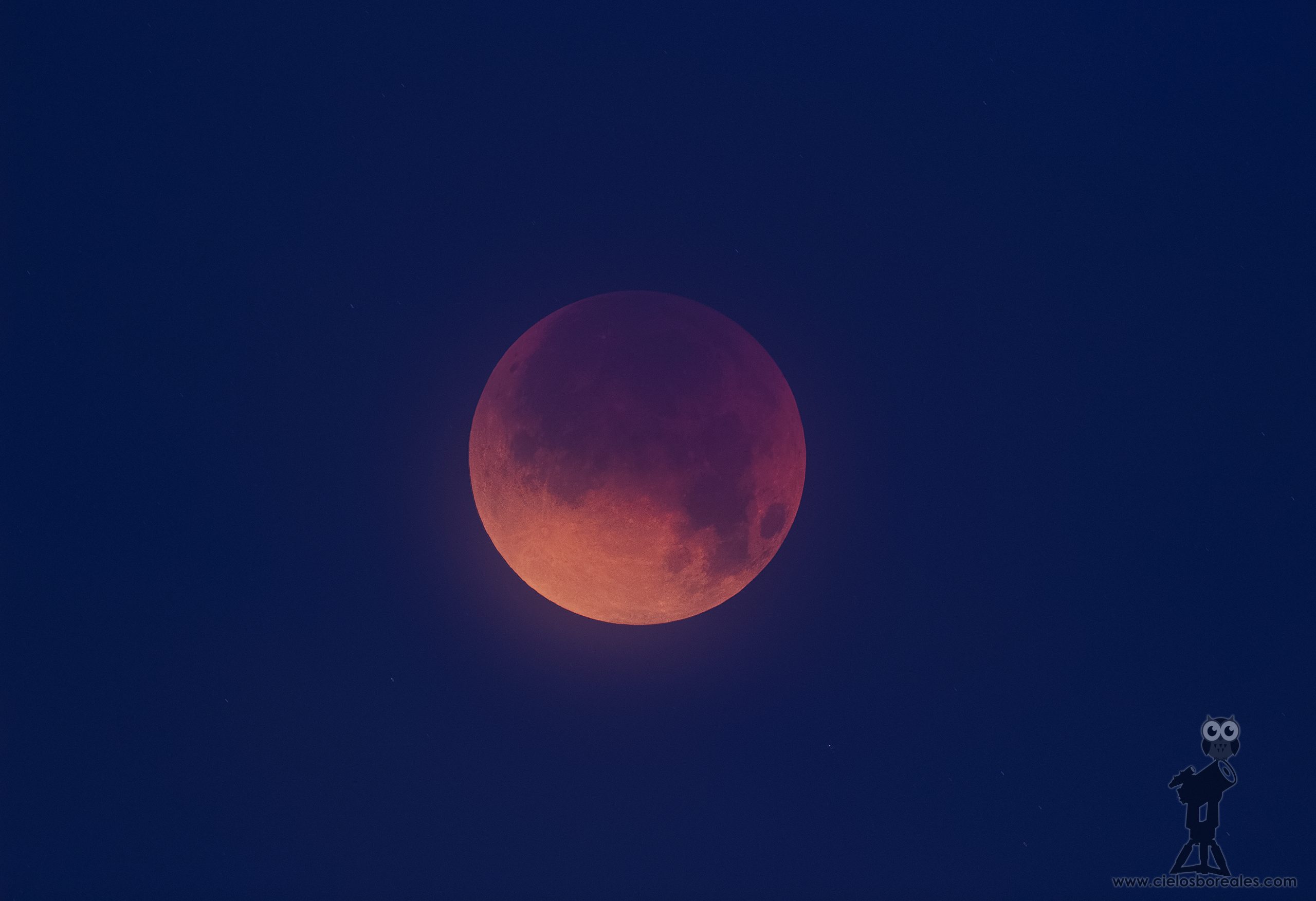 La Luna minutos antes del máximo de la totalidad del eclipse más oscuro