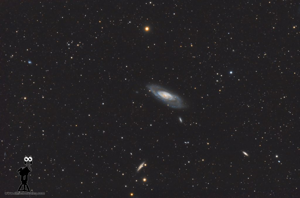M106 Tiene un diámetro y luminosidad similar a M31 y se encuentra a unos 24 millones de a.l de nosotros. 