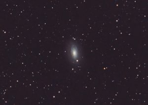 M63 es una galaxia espiral en la constelación de Canes Venatici. Destaca por tener una gran formación estelar y por un enorme arco interestelar (no visible en esta imagen) 