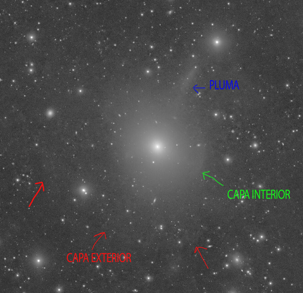 detalle de la galaxia M89 con capas y pluma