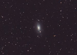 M63 es una galaxia espiral en la constelación de Canes Venatici. Destaca por tener una gran formación estelar y por un enorme arco interestelar (no visible en esta imagen) 