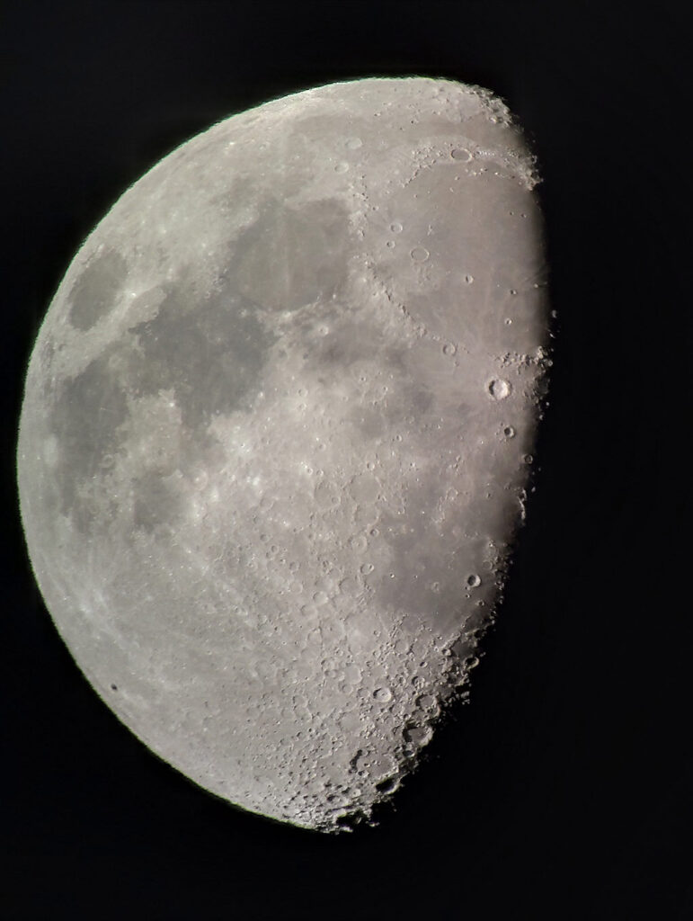 La Luna a pulso sobre el ocular del telescopio 