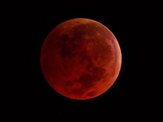 eclipse de luna durante la fase de totalidad