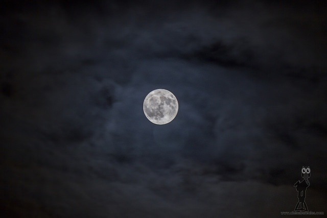 Luna y nubes con HDR