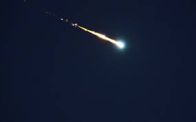 Meteoro o estrella fugaz desintegrándose en el cielo.