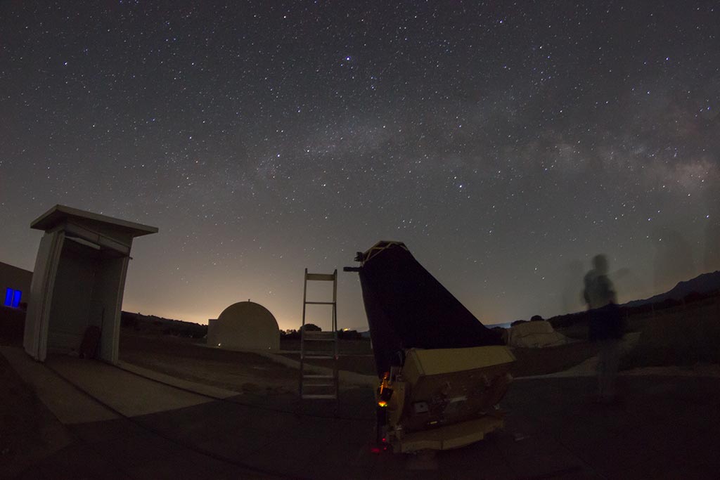 telescopio y cúpula de sky andaluz