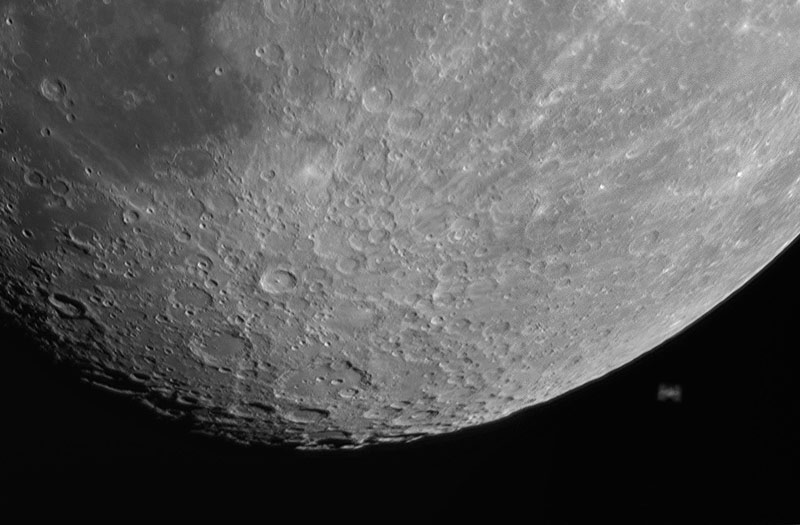 La guía para observar la Luna incluye fotografías y dibujos de la Luna